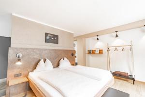 Un pat sau paturi într-o cameră la Saarschleifenlodge
