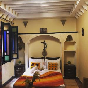 Ένα ή περισσότερα κρεβάτια σε δωμάτιο στο Riad Maison Aicha