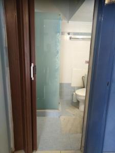 Kúpeľňa v ubytovaní "ΑΡΜΟΝΊΑ" ΔΙΑΜΕΡΙΣΜΑ, ΚΑΛΑΜΑΤΑ-"HARMONY" apartment, Kalamata