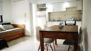 uma cozinha com mesa e cadeiras num quarto em Depto 34 y 25, hasta 5 pasajeros, amplio y luminoso em La Plata