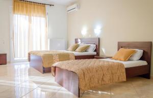 Cette chambre comprend 2 lits et une fenêtre. dans l'établissement Delfini Hotel, à Skala Potamias