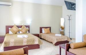 Un pat sau paturi într-o cameră la Delfini Hotel