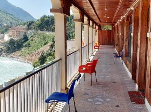 balkon z krzesłami i widokiem na ocean w obiekcie Welcome Guest House w mieście Barāniā