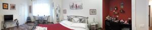 een woonkamer met een bed en een rode en witte muur bij B&B A spasso per Torino in Turijn