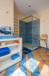 a bathroom with a shower and a glass shower stall at Einzigartige Naturoase im Süden von Ingolstadt in Brautlach