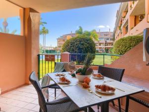 una mesa en un balcón con comida en SIESTA BEACH 1, CON PLAYA y PARKING, en La Cala de Mijas