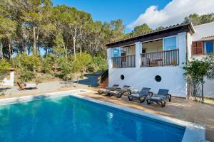 Villa con piscina y casa en Casa para familias en Ibiza, en Bahía de San Antonio