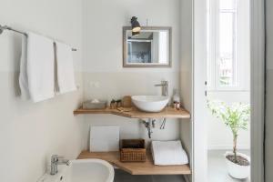 A bathroom at Cute Studio in Old Town by Holiday Solutions