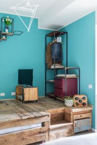 A television and/or entertainment centre at Cute Studio in Old Town by Holiday Solutions