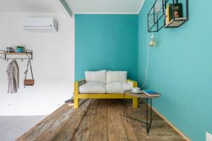 A seating area at Cute Studio in Old Town by Holiday Solutions