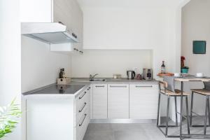 A kitchen or kitchenette at Cute Studio in Old Town by Holiday Solutions Még 7 kép