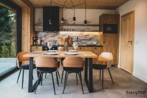 Kuchnia lub aneks kuchenny w obiekcie Czarne Wierchy jacuzzi - Luxury Chalets Kościelisko