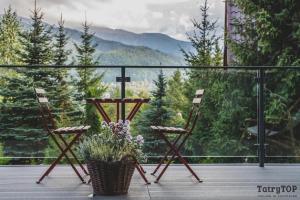 Widok na góry z tego domu w stylu alpejskim