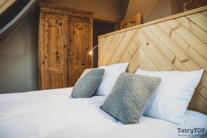 Łóżko lub łóżka w pokoju w obiekcie Czarne Wierchy jacuzzi - Luxury Chalets Kościelisko