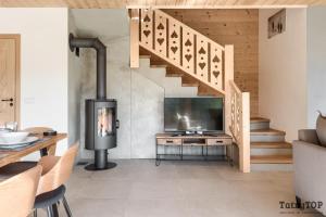 Telewizja i/lub zestaw kina domowego w obiekcie Czarne Wierchy jacuzzi - Luxury Chalets Kościelisko