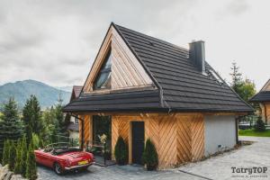 Widok na góry z tego domu w stylu alpejskim