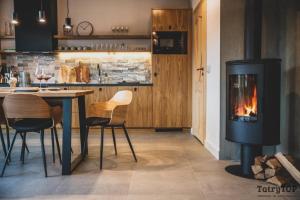 Kuchnia lub aneks kuchenny w obiekcie Czarne Wierchy jacuzzi - Luxury Chalets Kościelisko