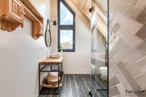 Łazienka w obiekcie Czarne Wierchy jacuzzi - Luxury Chalets Kościelisko