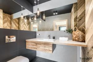 Łazienka w obiekcie Czarne Wierchy jacuzzi - Luxury Chalets Kościelisko
