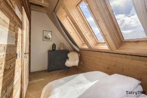 Łóżko lub łóżka w pokoju w obiekcie Czarne Wierchy jacuzzi - Luxury Chalets Kościelisko