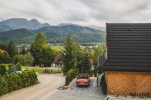 Widok na góry z tego domu w stylu alpejskim