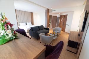 Imperial Boutique Hotel Rabat的电视和/或娱乐中心