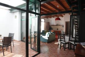 een woonkamer met glazen deuren en een eetkamer bij Villa Valeria Moralillo 1 in Los Marines