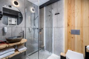 uma casa de banho com um chuveiro e um lavatório. em Villa 7 Folk & Modern em Zakopane