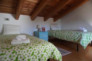 een slaapkamer met 2 bedden met groene en witte lakens bij Villa Valeria Moralillo 1 in Los Marines