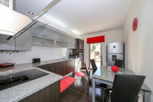 cocina con mesa y encimera en Apartamento Lusitano, en Nazaré