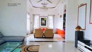 - un salon avec deux chaises et un canapé dans l'établissement Villa Trung Nghĩa 30, à Đà Lạt