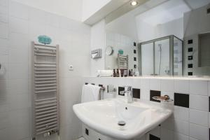 Koupelna v ubytování Charles Bridge Rooms & Suites by SIVEK HOTELS