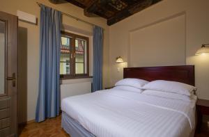 Postel nebo postele na pokoji v ubytování Charles Bridge Rooms & Suites by SIVEK HOTELS