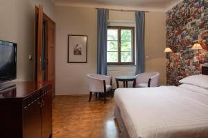 Postel nebo postele na pokoji v ubytování Charles Bridge Rooms & Suites by SIVEK HOTELS