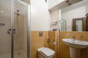 Koupelna v ubytování Charles Bridge Rooms & Suites by SIVEK HOTELS