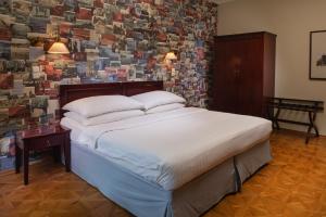 Postel nebo postele na pokoji v ubytování Charles Bridge Rooms & Suites by SIVEK HOTELS