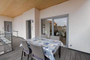 comedor con mesa y sillas en el balcón en Sollaris Appartement 1ère étage à 11km de Europa-Park, en Friesenheim