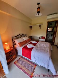 um quarto com uma cama, uma cómoda e um espelho em Pousada Recanto da Lunane em Barra do Piraí