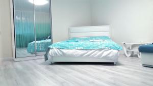 1 dormitorio con cama y espejo grande en Апартаменти на центральному Кельнському бульварі, en Dnipro