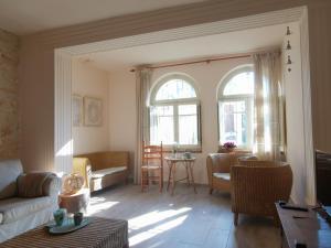 a living room with a couch and a table at Les violetes in Serra de Almós