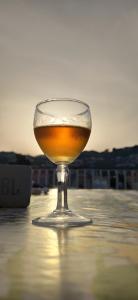 un vaso de cerveza sentado en la parte superior de una mesa en Attico in centro con vista mare e monti!, en Marina