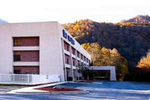 um edifício de hotel com uma montanha ao fundo em Bay Mountain Inn Cherokee Smoky Mountains em Cherokee