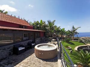 una vasca idromassaggio su un patio accanto a una casa di Villa Nova Madeira in Funchal Casa A and B a Funchal Altre 31 foto