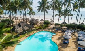 einen Luftblick auf ein Resort mit einem Pool und Palmen in der Unterkunft Veraclub Zanzibar Village in Kiwengwa