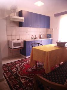 Kuchyňa alebo kuchynka v ubytovaní "ΑΡΜΟΝΊΑ" ΔΙΑΜΕΡΙΣΜΑ, ΚΑΛΑΜΑΤΑ-"HARMONY" apartment, Kalamata