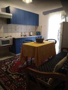Kuchyňa alebo kuchynka v ubytovaní "ΑΡΜΟΝΊΑ" ΔΙΑΜΕΡΙΣΜΑ, ΚΑΛΑΜΑΤΑ-"HARMONY" apartment, Kalamata