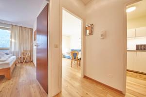 pokój z drzwiami prowadzącymi do sypialni w obiekcie Appartement Delight w Saalbach Hinterglemm