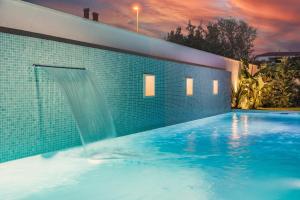 Bazén v ubytovaní Villa Elena Deluxe mit Whirlpool und beheiztem Pool am Meer und wunderschönen Blick auf die Brijuni Inseln alebo v jeho blízkosti