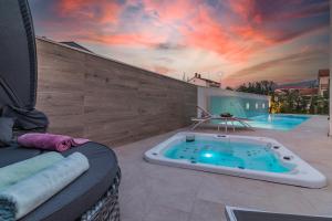 Bazén v ubytovaní Villa Elena Deluxe mit Whirlpool und beheiztem Pool am Meer und wunderschönen Blick auf die Brijuni Inseln alebo v jeho blízkosti