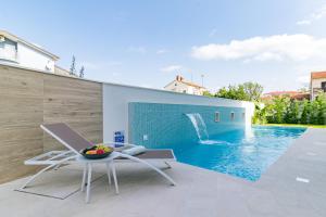 Bazén v ubytovaní Villa Elena Deluxe mit Whirlpool und beheiztem Pool am Meer und wunderschönen Blick auf die Brijuni Inseln alebo v jeho blízkosti